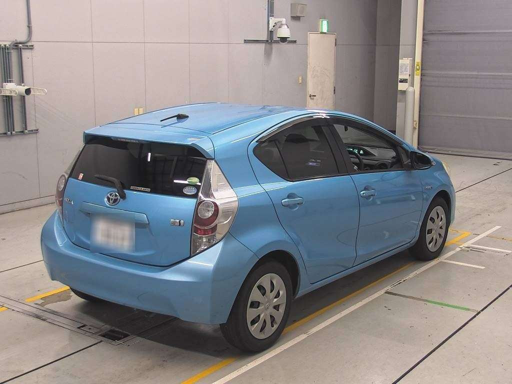 2013 Toyota Aqua NHP10[1]