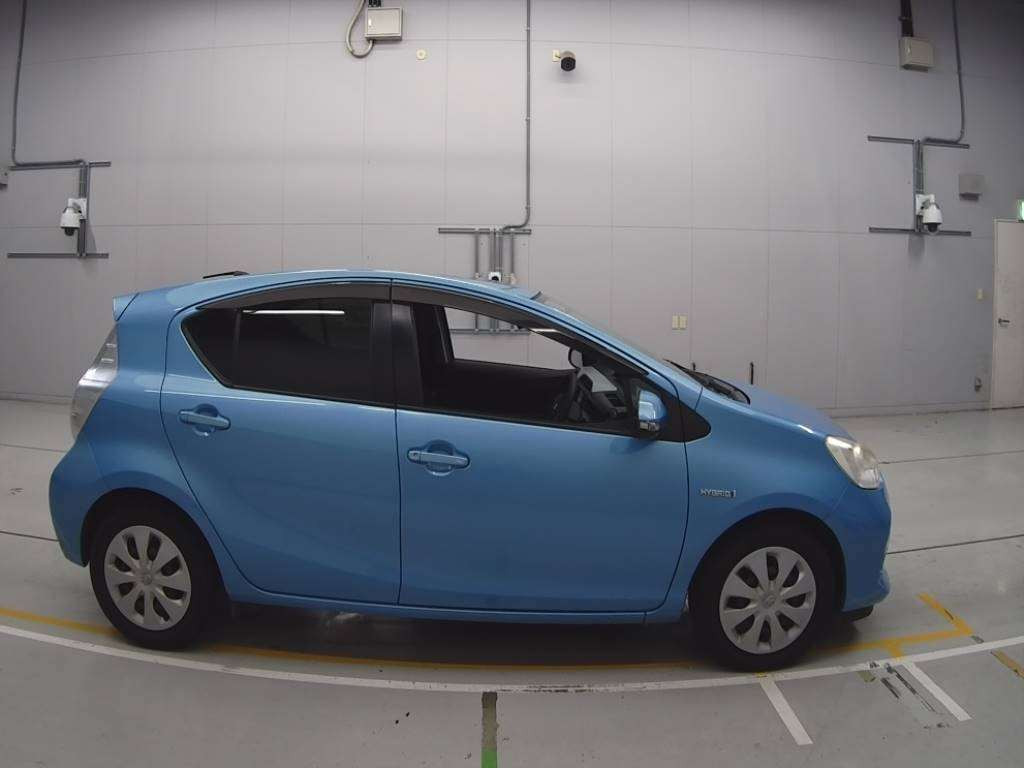 2013 Toyota Aqua NHP10[2]