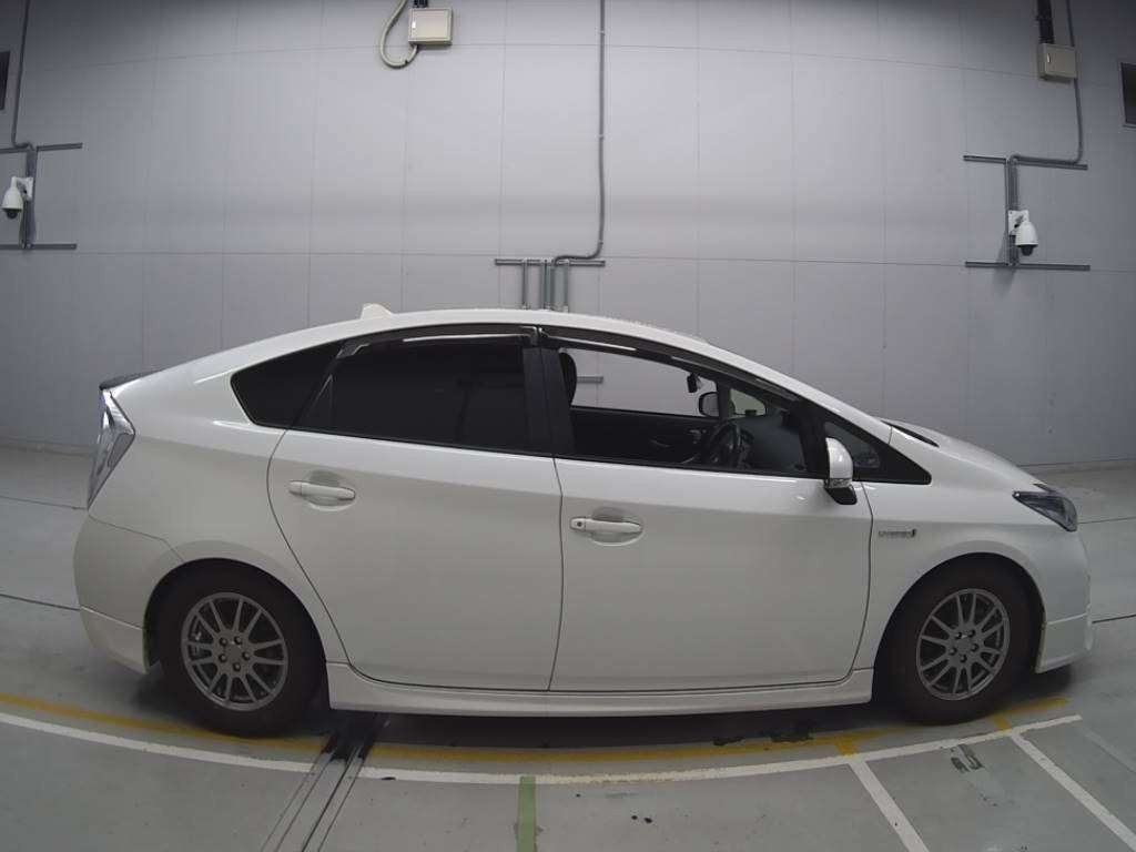 2014 Toyota Prius ZVW30[2]