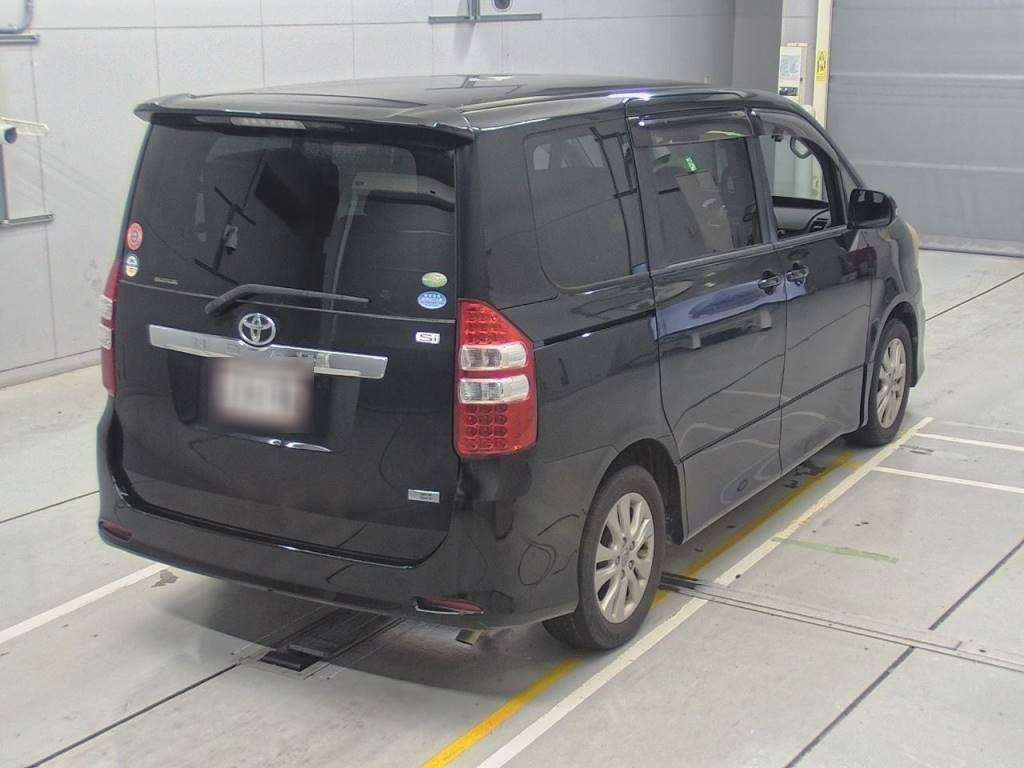 2010 Toyota Noah ZRR70W[1]