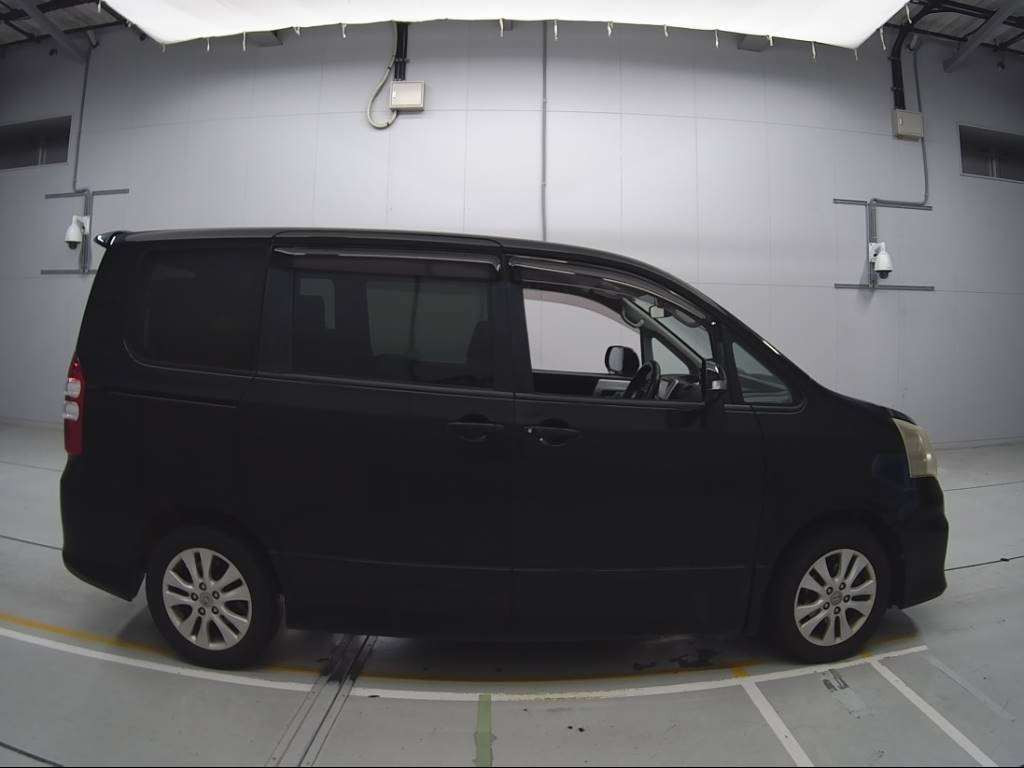 2010 Toyota Noah ZRR70W[2]