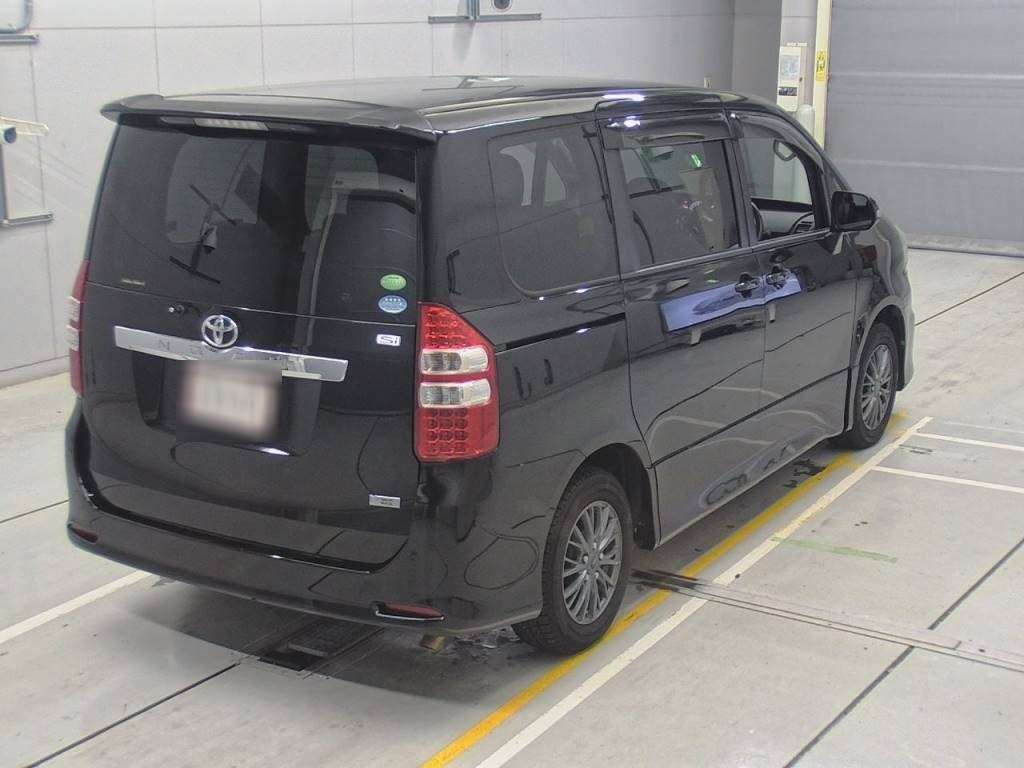 2013 Toyota Noah ZRR70W[1]