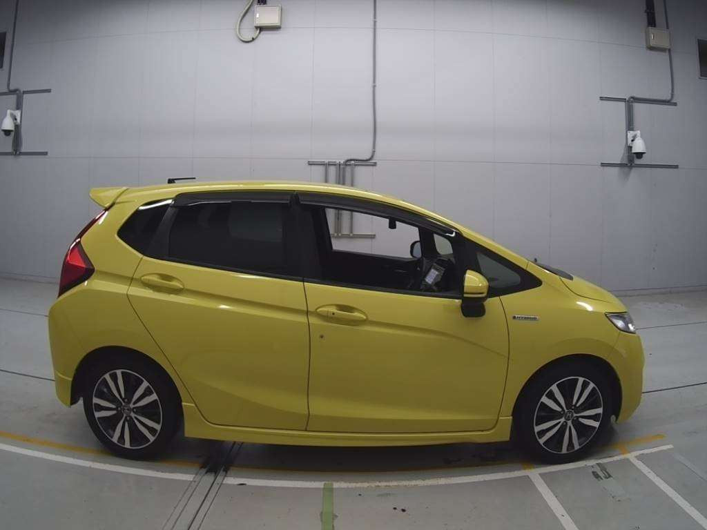 2015 Honda Fit Hybrid GP5[2]