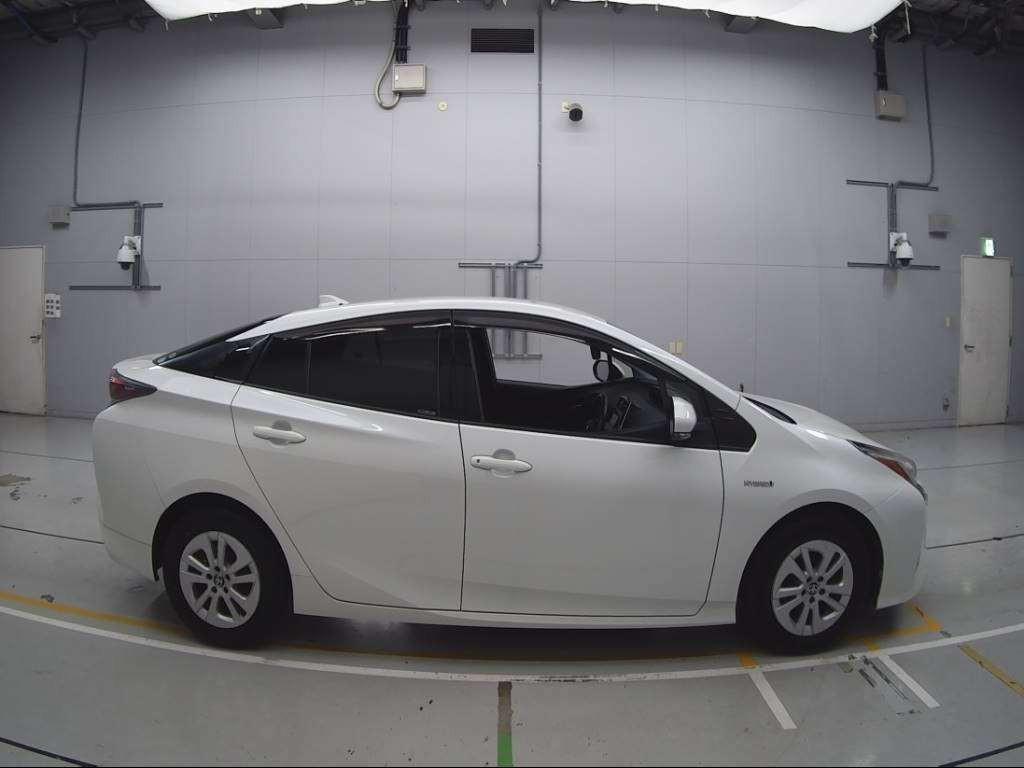 2016 Toyota Prius ZVW50[2]