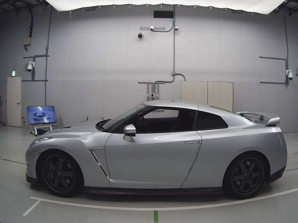 2015 Nissan GT-R R35[2]