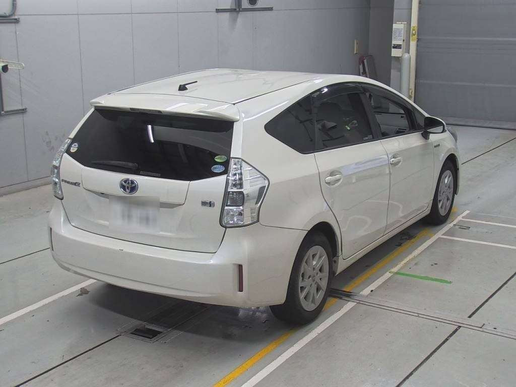 2013 Toyota Prius alpha ZVW41W[1]