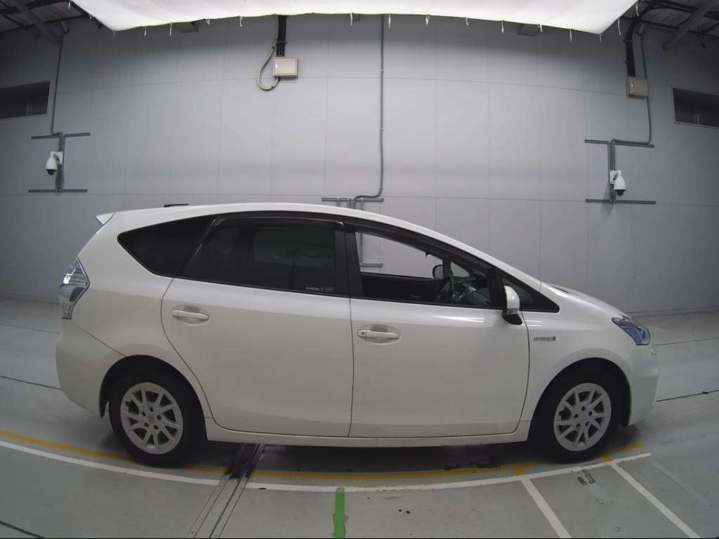 2013 Toyota Prius alpha ZVW41W[2]