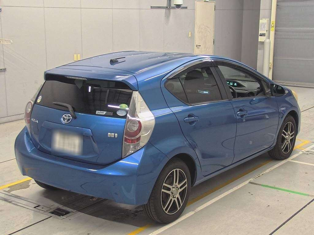 2013 Toyota Aqua NHP10[1]