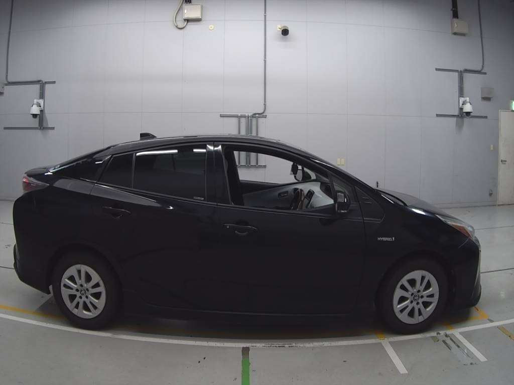 2015 Toyota Prius ZVW50[2]