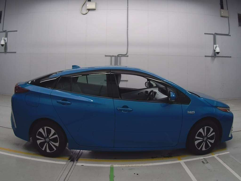 2020 Toyota Prius PHV ZVW52[2]