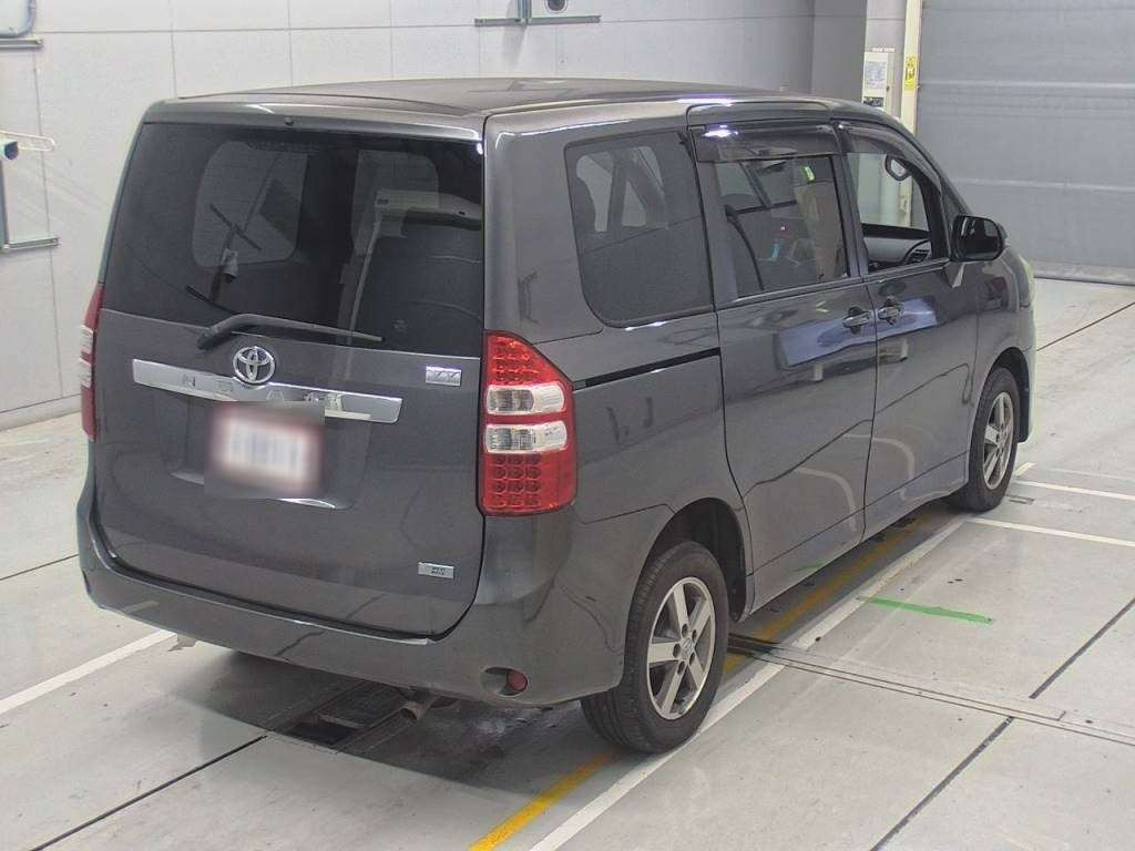 2011 Toyota Noah ZRR75G[1]