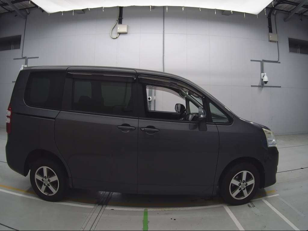 2011 Toyota Noah ZRR75G[2]