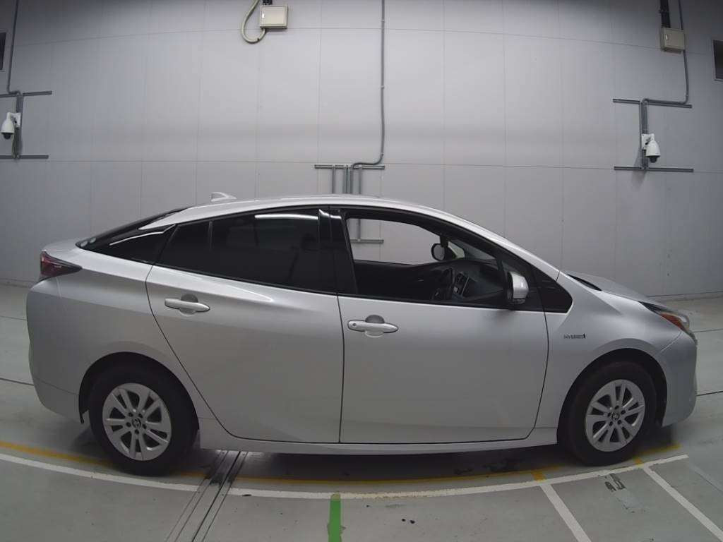 2017 Toyota Prius ZVW55[2]