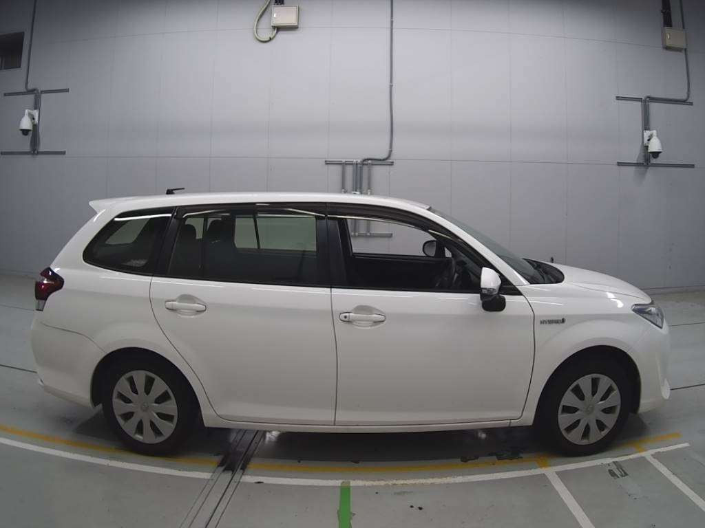 2016 Toyota Corolla Fielder NKE165G[2]