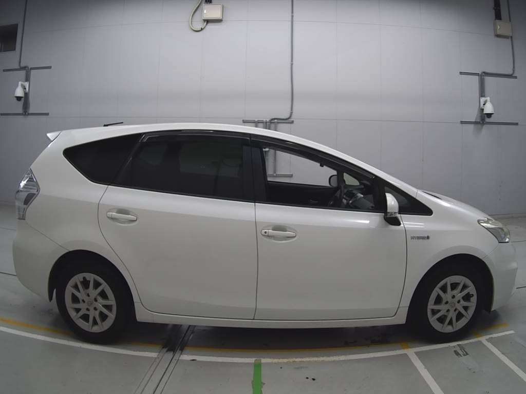 2012 Toyota Prius alpha ZVW41W[2]