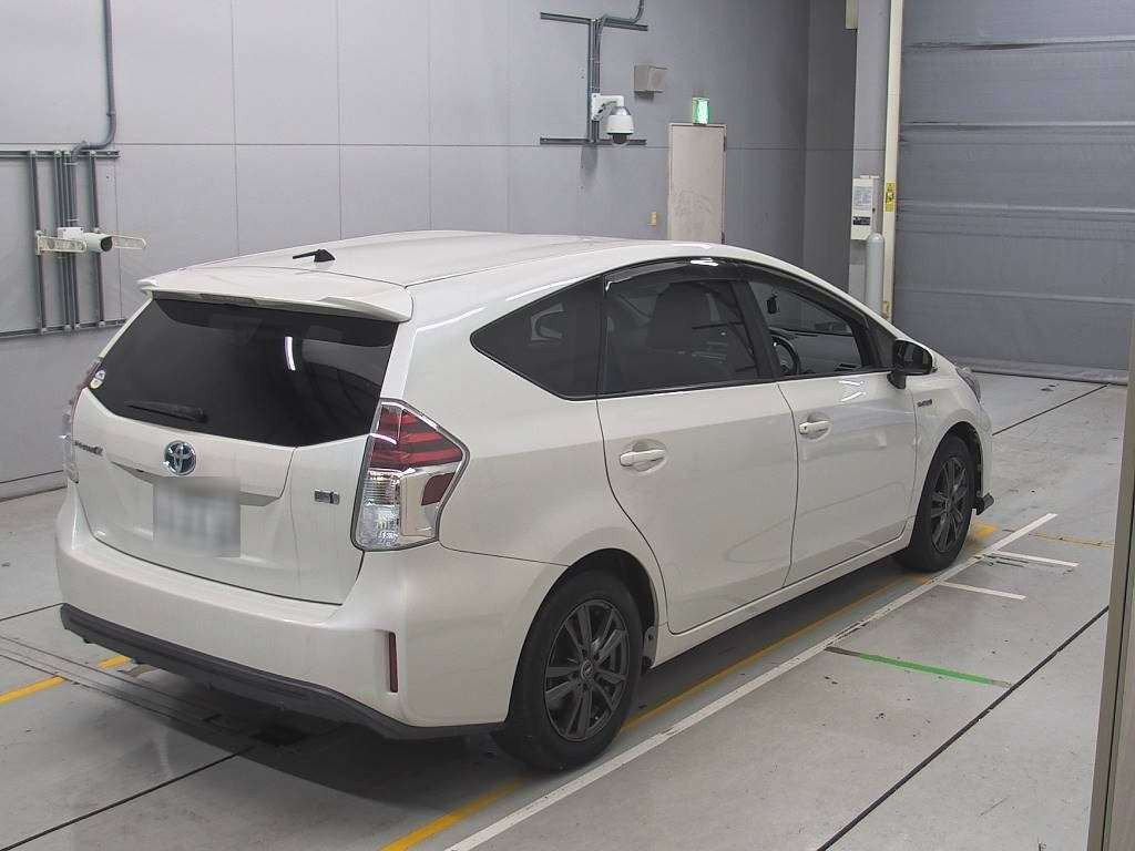 2015 Toyota Prius alpha ZVW41W[1]