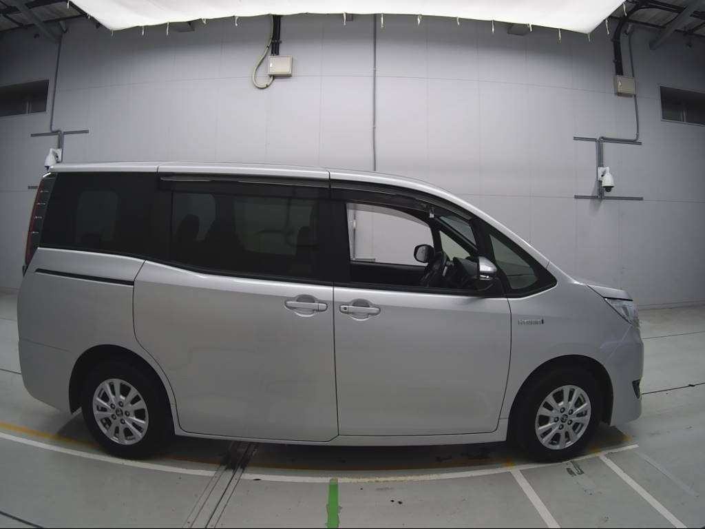 2017 Toyota Noah ZWR80G[2]