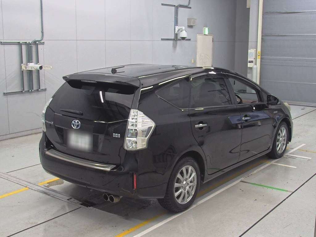 2013 Toyota Prius alpha ZVW41W[1]