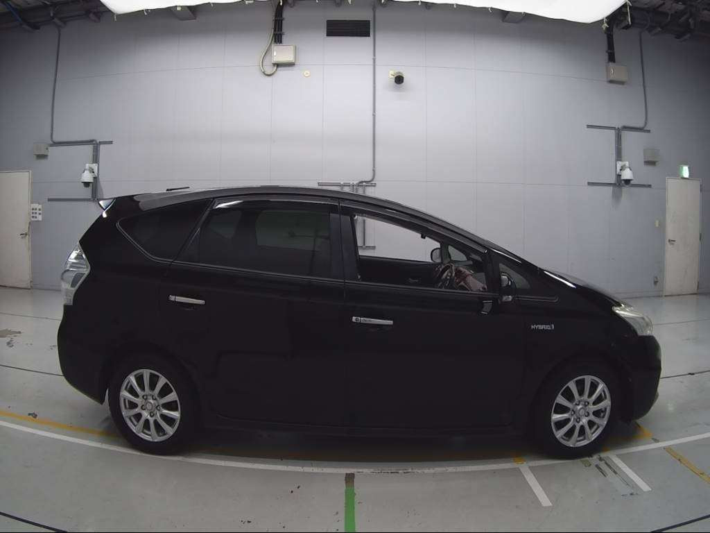 2013 Toyota Prius alpha ZVW41W[2]