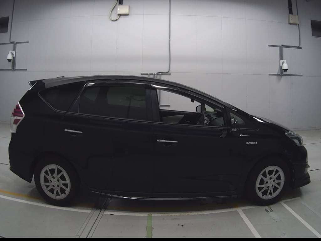 2017 Toyota Prius alpha ZVW41W[2]