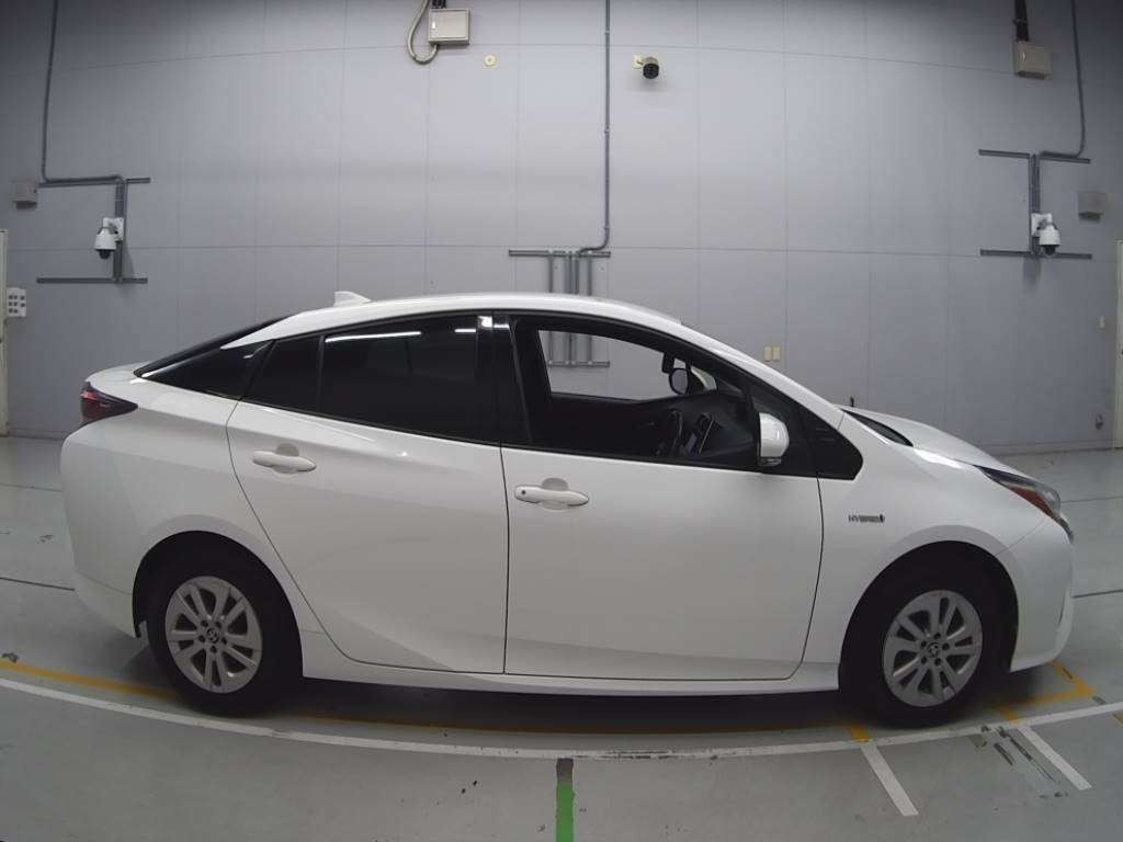 2017 Toyota Prius ZVW55[2]