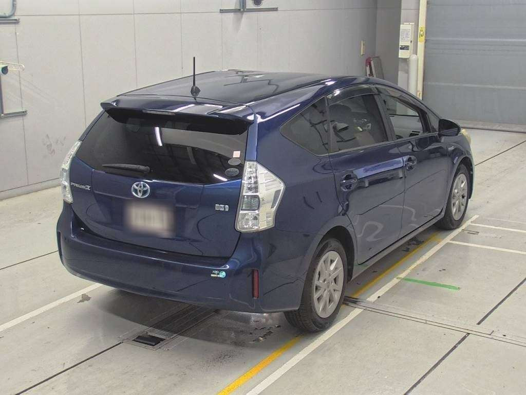 2011 Toyota Prius alpha ZVW41W[1]