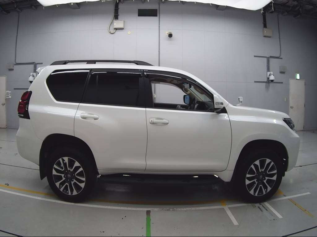 2022 Toyota Land Cruiser Prado TRJ150W[2]