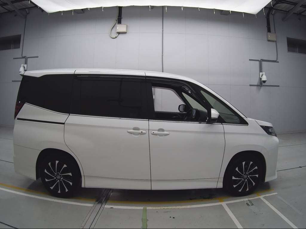 2022 Toyota Noah MZRA90W[2]