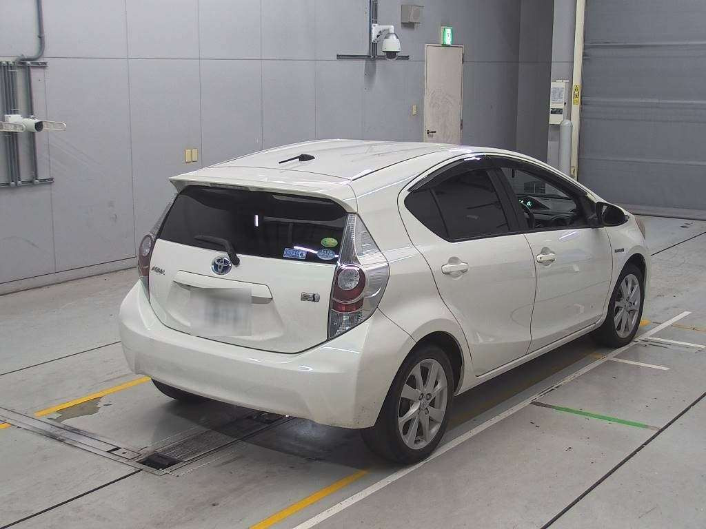 2013 Toyota Aqua NHP10[1]