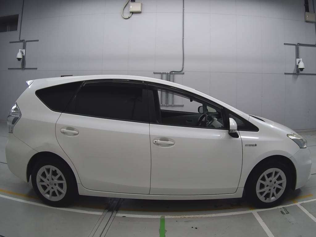 2012 Toyota Prius alpha ZVW41W[2]