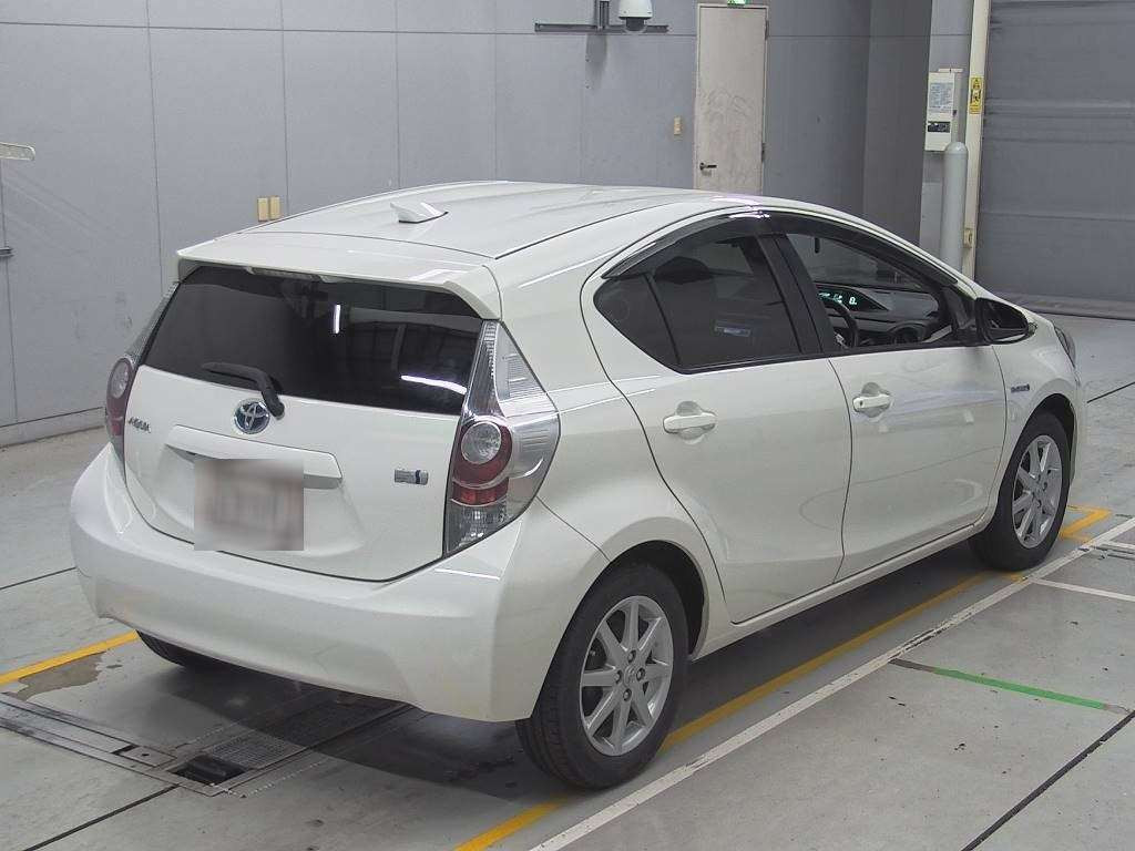 2013 Toyota Aqua NHP10[1]