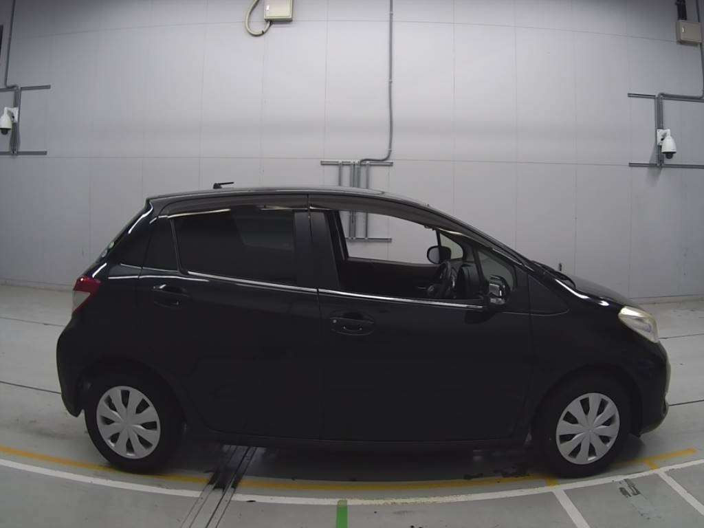 2013 Toyota Vitz NSP130[2]