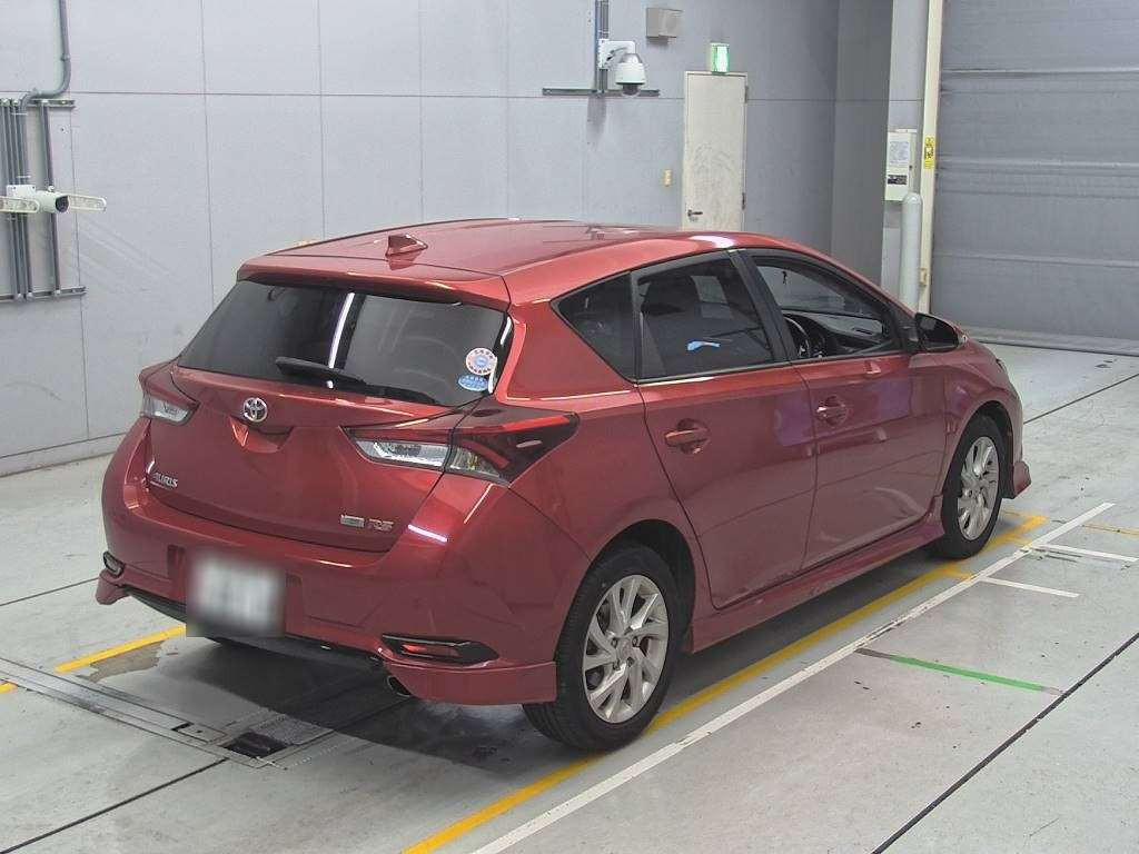 2015 Toyota Auris ZRE186H[1]