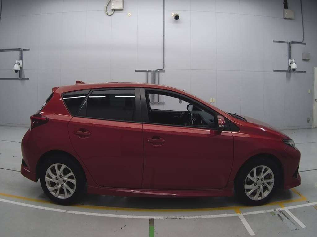 2015 Toyota Auris ZRE186H[2]