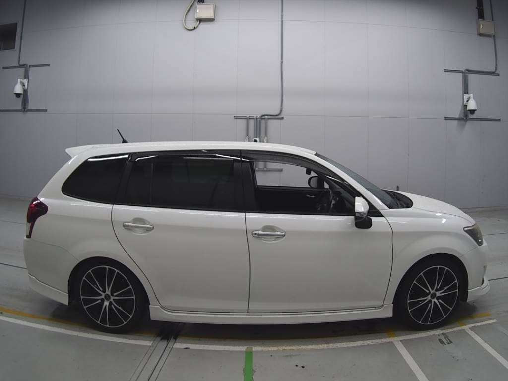 2015 Toyota Corolla Fielder NKE165G[2]