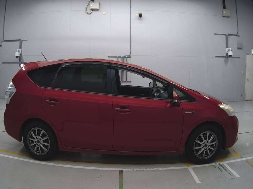 2012 Toyota Prius alpha ZVW41W[2]