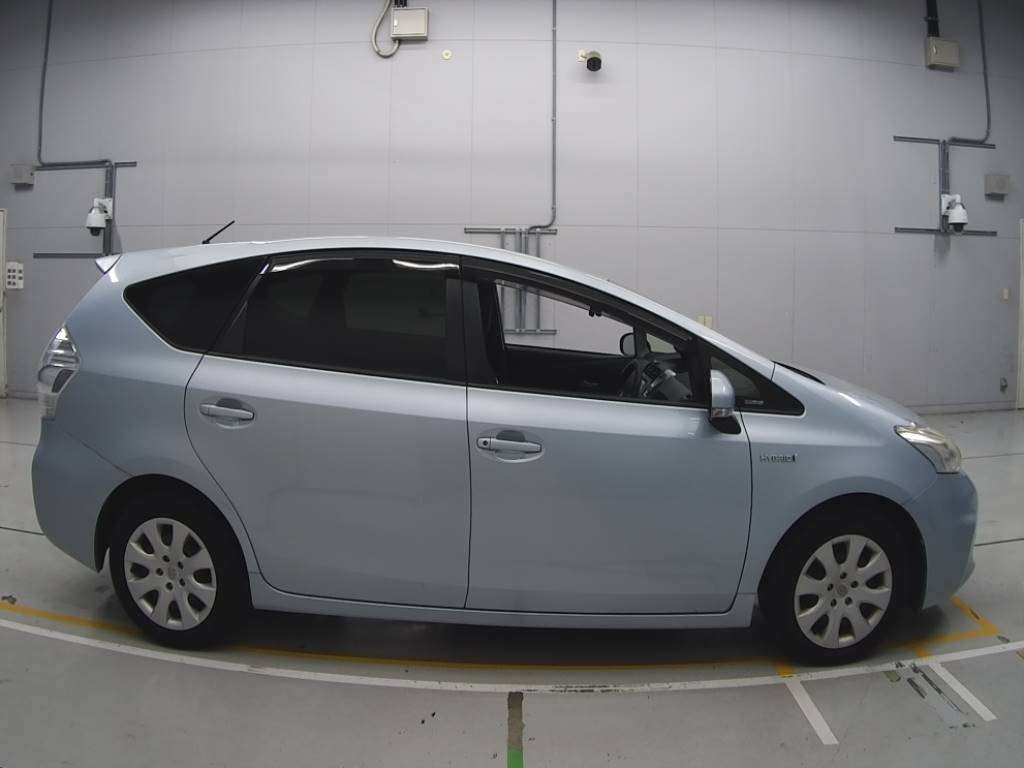 2012 Toyota Prius alpha ZVW41W[2]