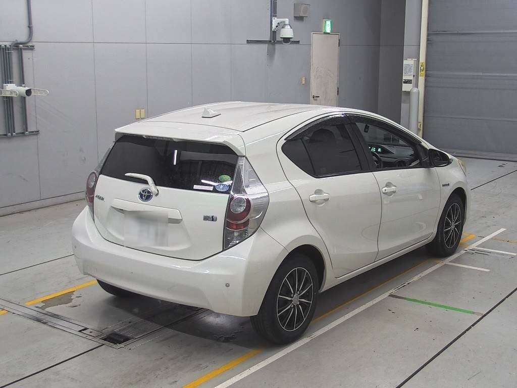 2013 Toyota Aqua NHP10[1]