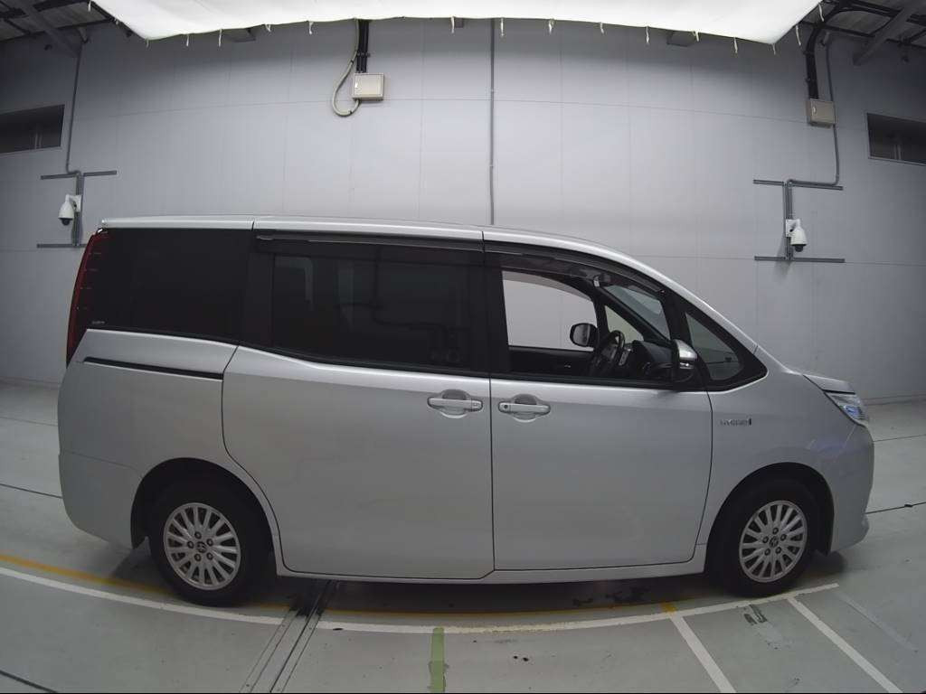 2016 Toyota Noah ZWR80G[2]