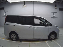 2016 Toyota Noah