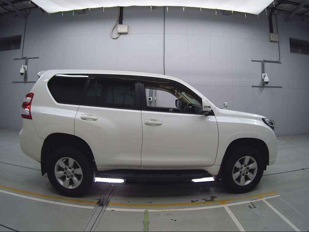 2017 Toyota Land Cruiser Prado TRJ150W[2]