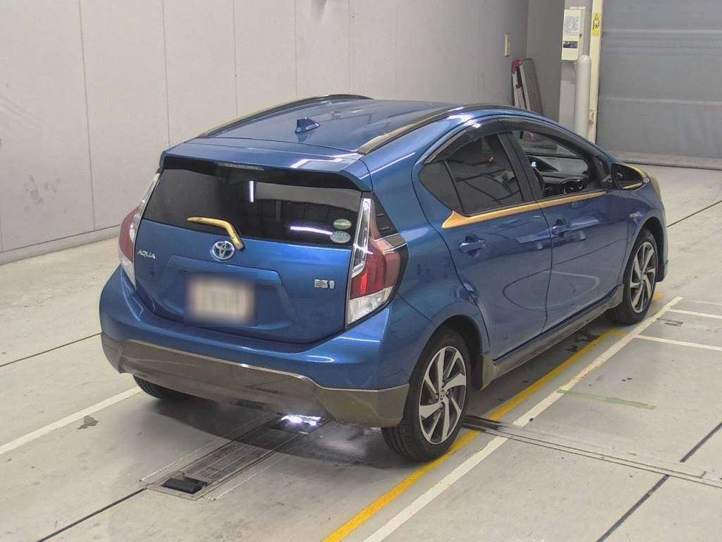 2016 Toyota Aqua NHP10[1]