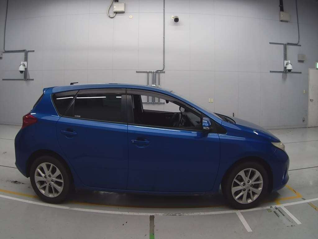 2014 Toyota Auris ZRE186H[2]