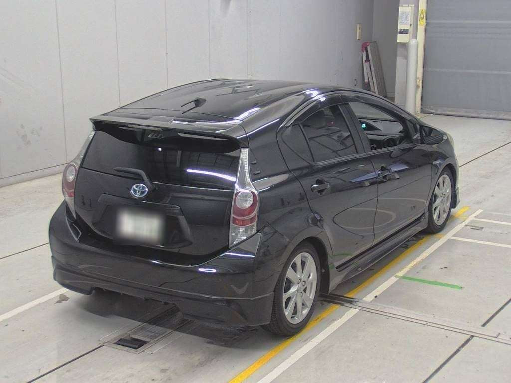 2013 Toyota Aqua NHP10[1]