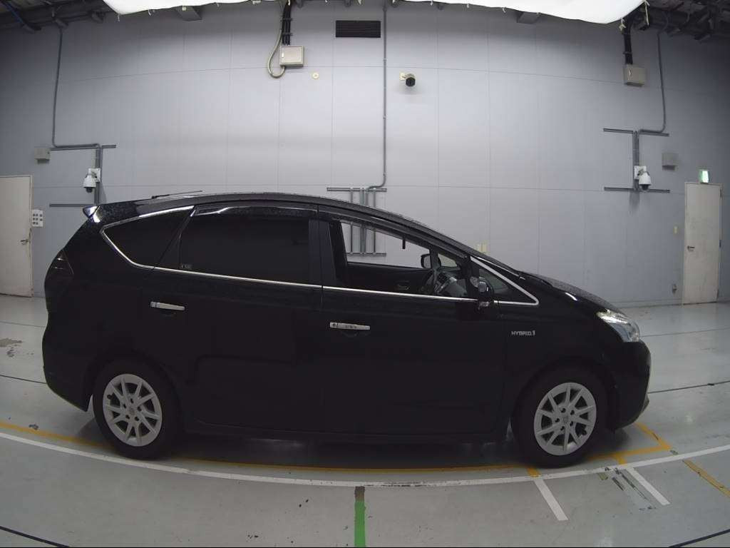 2013 Toyota Prius alpha ZVW41W[2]