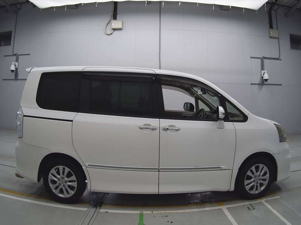 2012 Toyota Noah ZRR70W[2]