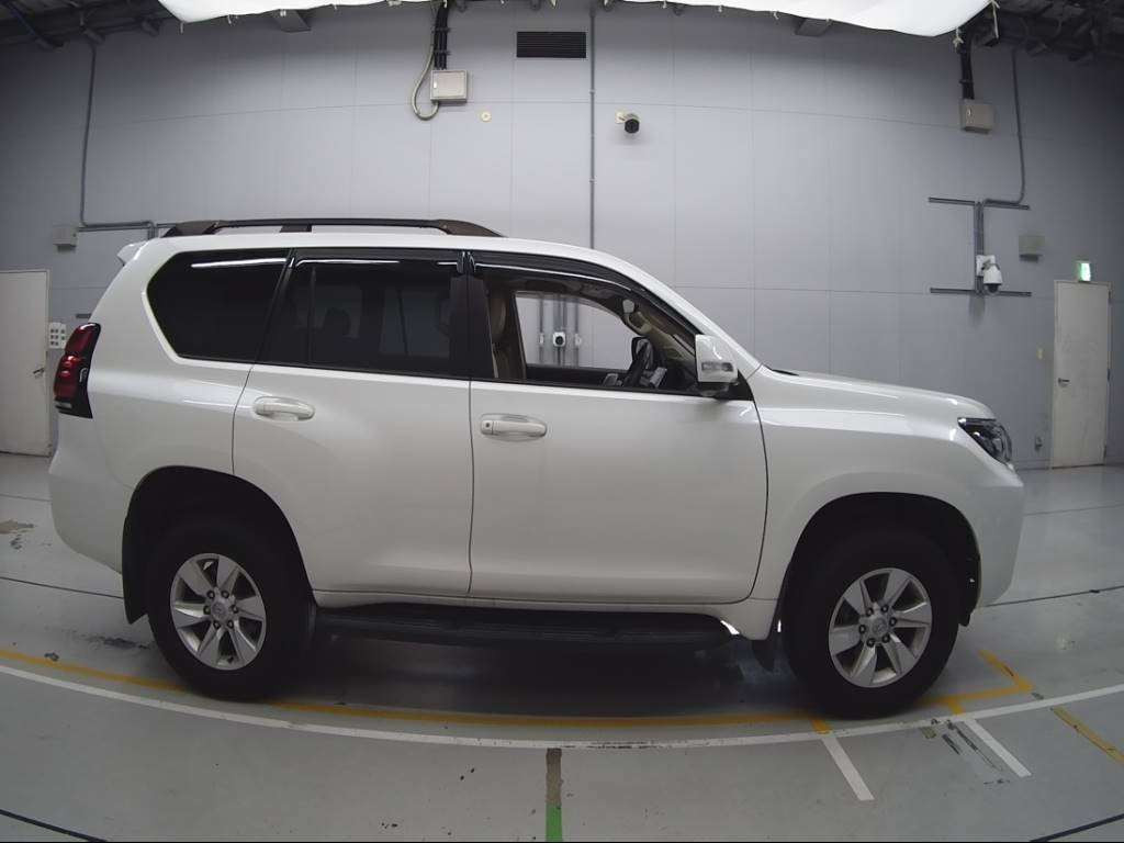 2022 Toyota Land Cruiser Prado TRJ150W[2]