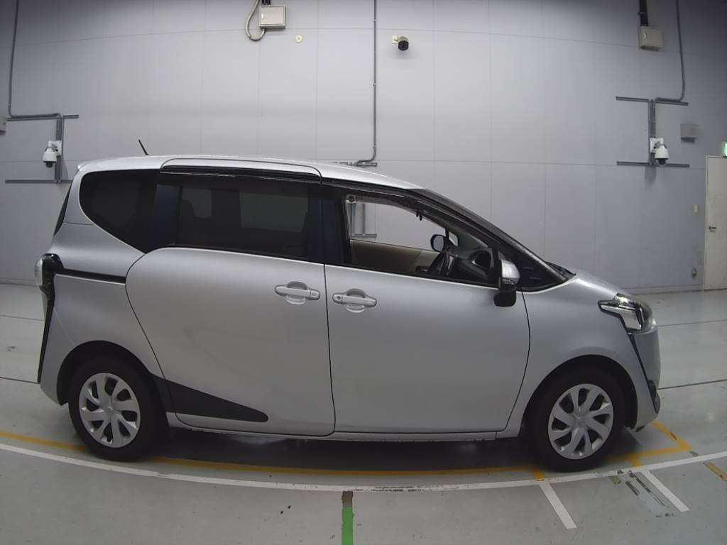 2016 Toyota Sienta NSP172G[2]