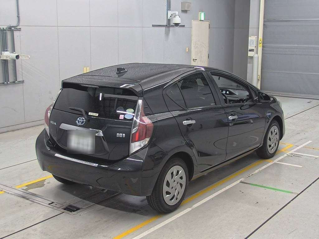 2016 Toyota Aqua NHP10[1]