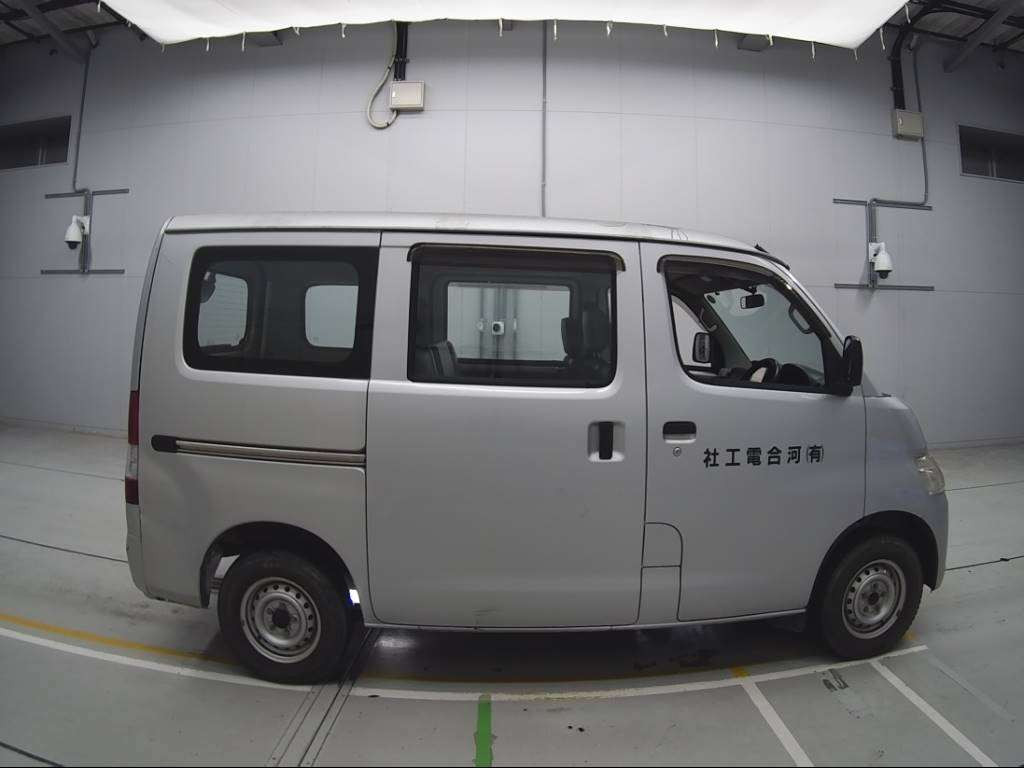 2013 Toyota Liteace Van S402M[2]